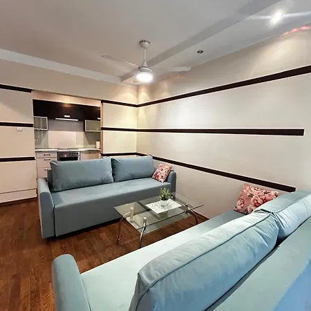 Silent Main Market Square With Ac