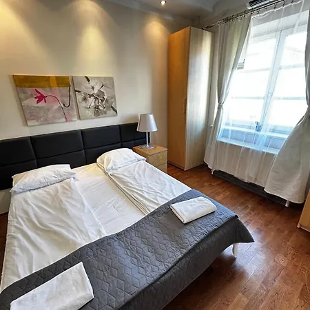 Silent Main Market Square With Ac Apartman