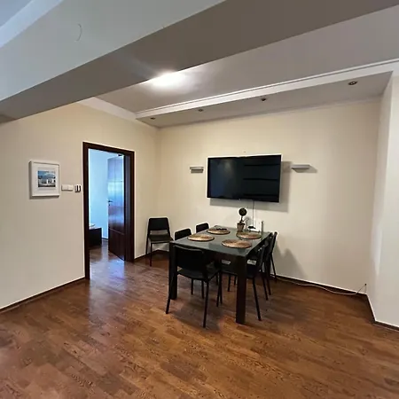 Silent Main Market Square With Ac