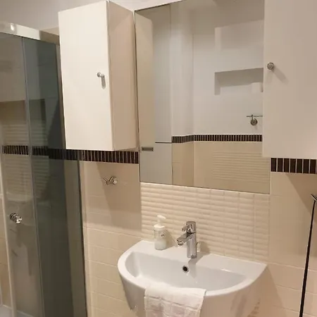 Silent Main Market Square With Ac