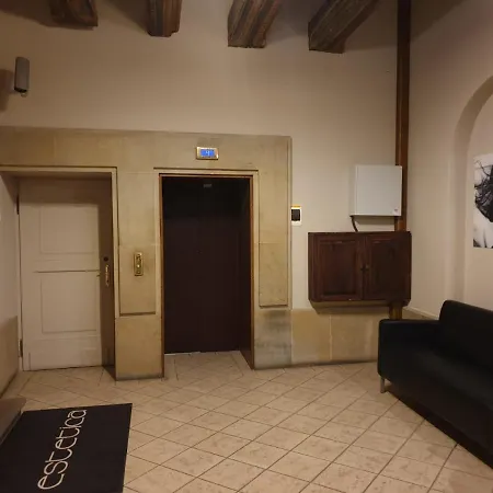 Silent Main Market Square With Ac