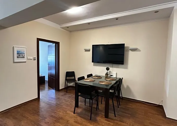 Silent Main Market Square With Ac