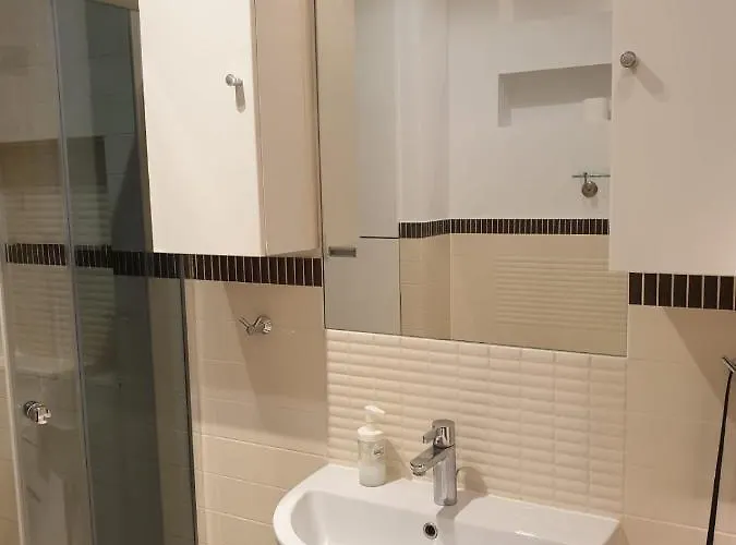 Silent Main Market Square With Ac