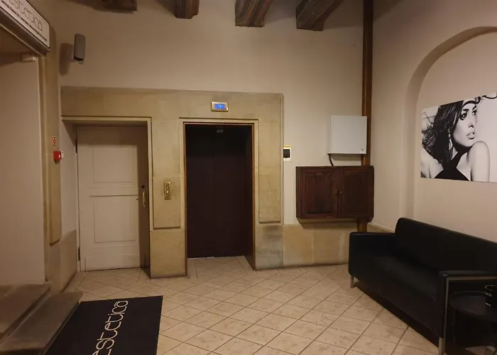 Silent Main Market Square With Ac